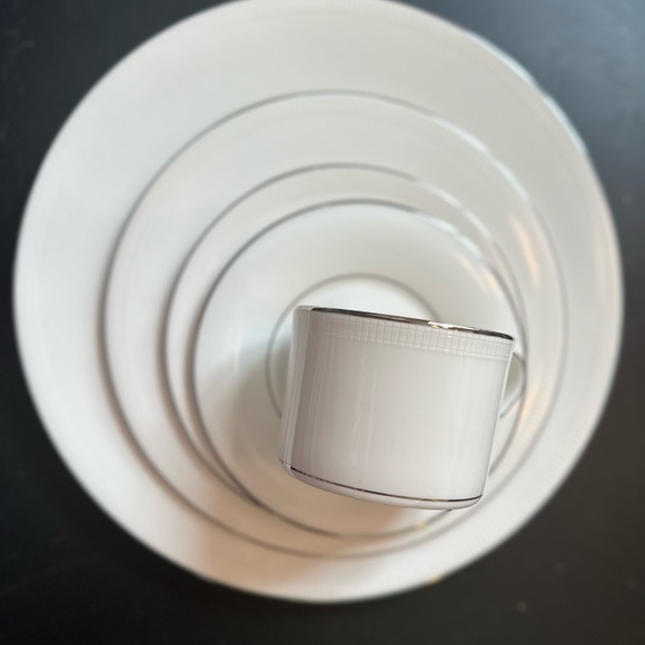 8 plate settings - Tribeca Lenox Bone China - Picture 6 of 9